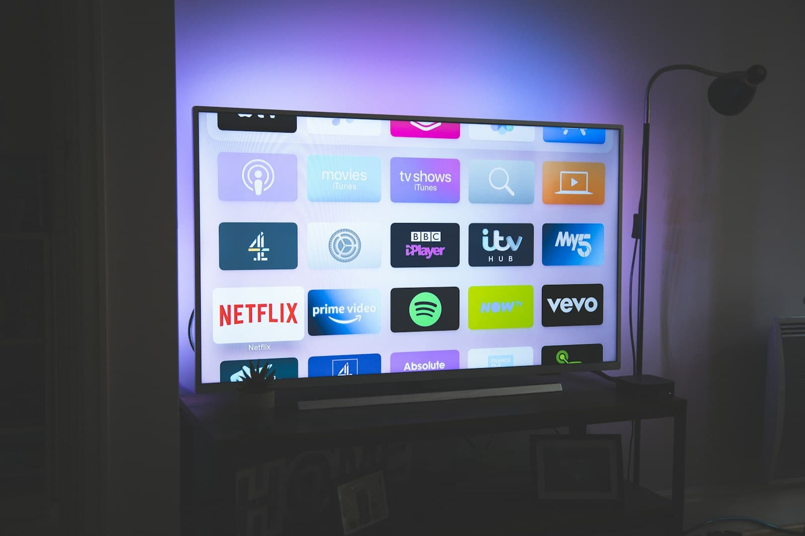 تشغيل اشتراك IPTV على التلفاز الذكي والهاتف والأجهزة المتعددة